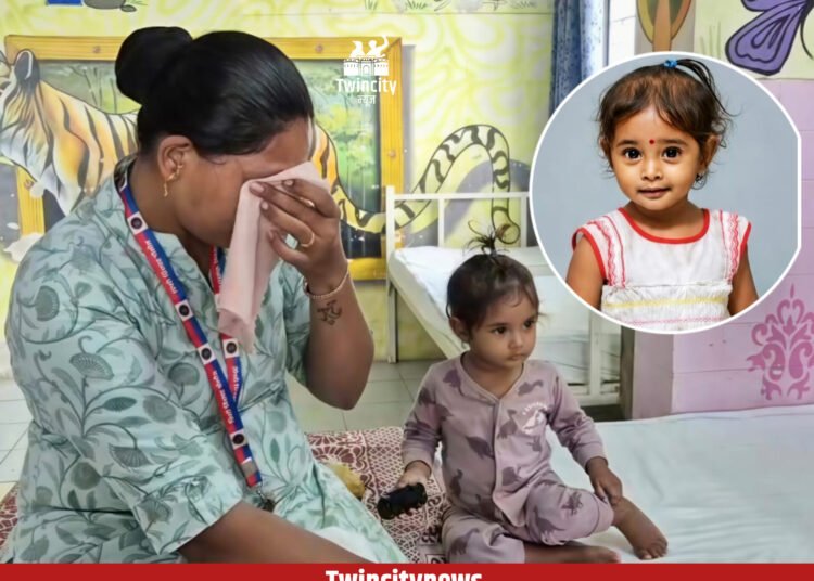 आर्थिक विवंचनेतून आई-वडिलांनी दीड वर्षांच्या चिमुकलीला भंडारा डोंगरावर सोडले; पोलिसांच्याही डोळ्यात आले अश्रू